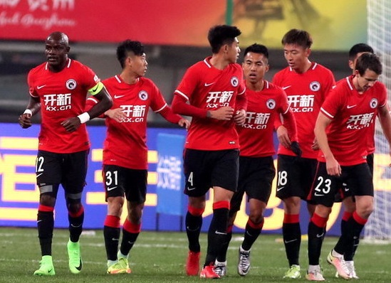随即，他一把鼻涕一把泪的痛哭道：恩公……我这条狗命……是您救的，您要拿走也是理所应当……但我还是想求您饶我一条狗命。